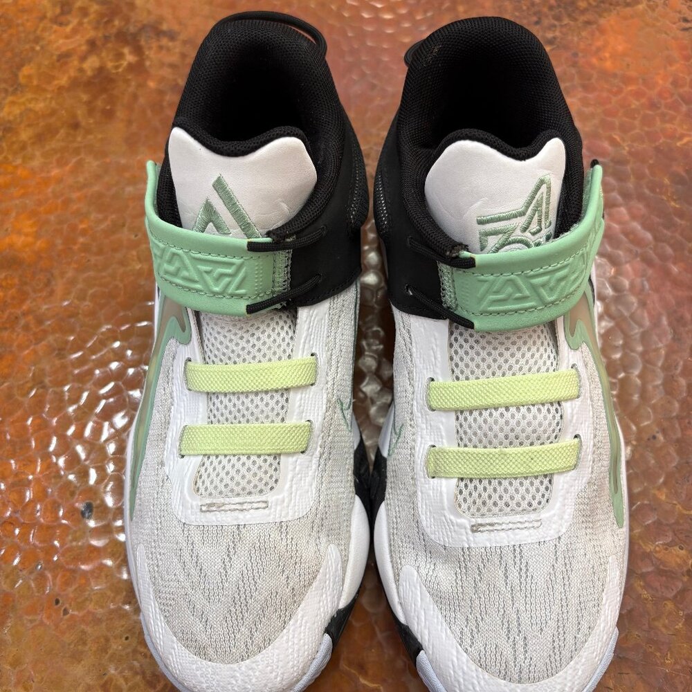 NIKE Giannis Immortality 2 Basketball Shoes Excellent Condition Size 3Y